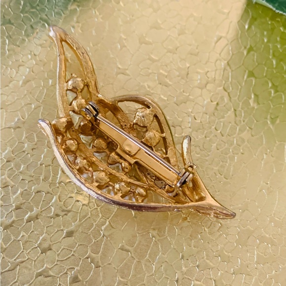 Ladies Brooch Gold with Pearl Stones - Picture 4 of 8
